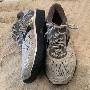 BROOKS Adrenaline GTS 18 sneakers Mens size 10.5 Medium width NWOT.